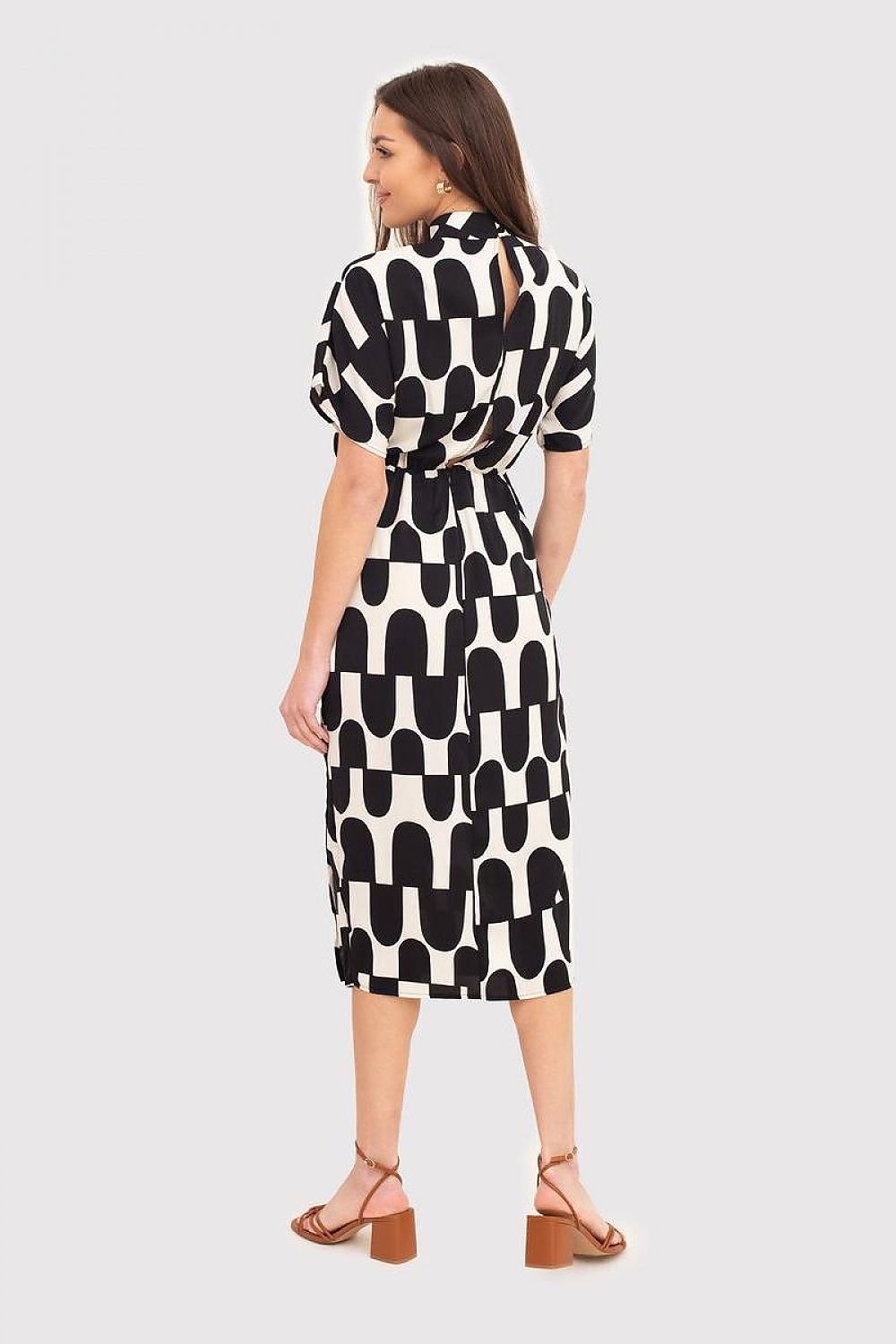 Elegant midi-length dress featuring a high collar and abstract print. Designed with an elastic waist for comfort, it fastens with buttons and a covered zipper. Perfect for stylish and versatile wear.








