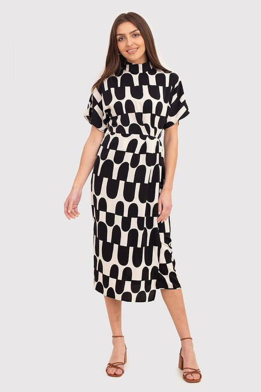 Elegant midi-length dress featuring a high collar and abstract print. Designed with an elastic waist for comfort, it fastens with buttons and a covered zipper. Perfect for stylish and versatile wear.






