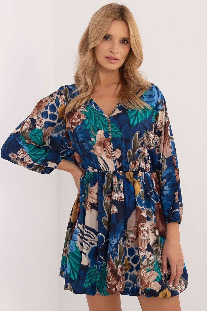 Bombshell dress with viscose lining is an excellent choice for women who want to combine everyday comfort with fashionable style. Its flared cut beautifully models the silhouette, giving lightness and girlish charm. The floral print brings freshness and cheerfulness to the styling, perfectly suitable for various occasions, both for work and everyday wear. Made of polyester, the dress is airy and comfortable, making it perfect for warmer days. The mini length and long sleeve create a neat ensemble, while the