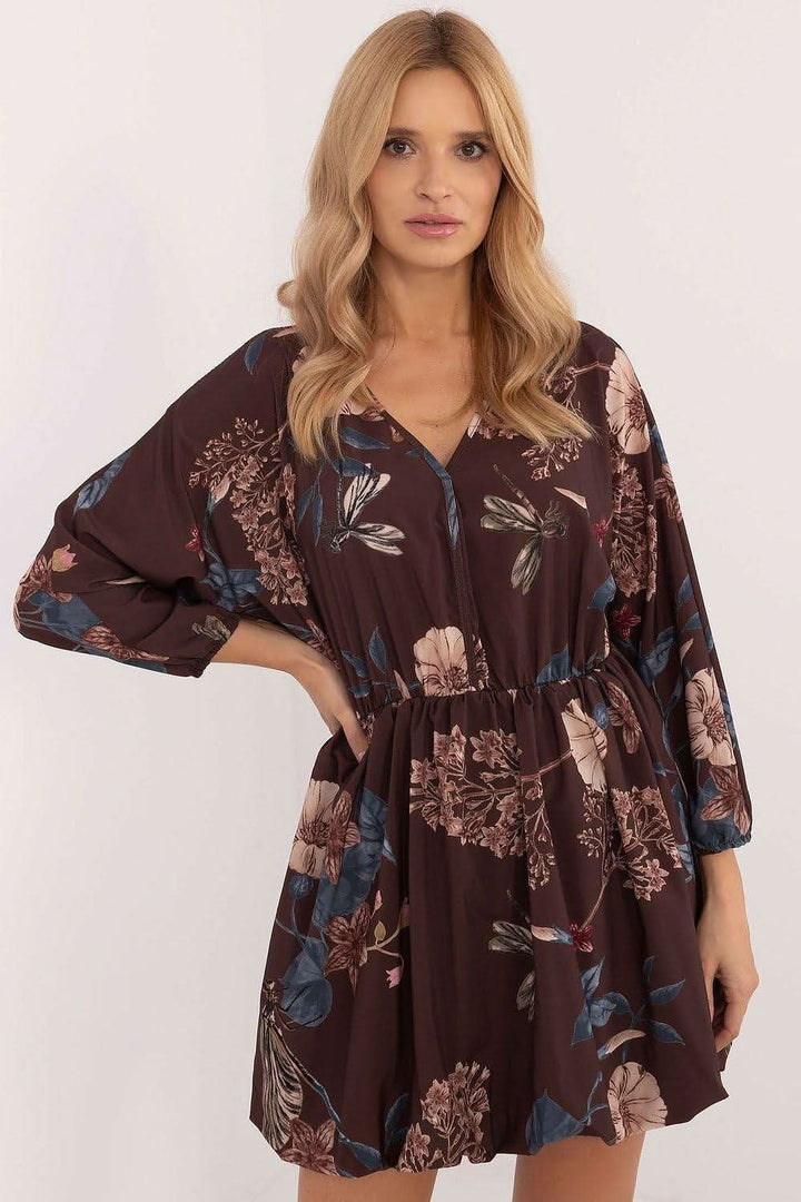 Bombshell dress with viscose lining is an excellent choice for women who want to combine everyday comfort with fashionable style. Its flared cut beautifully models the silhouette, giving lightness and girlish charm. The floral print brings freshness and cheerfulness to the styling, perfectly suitable for various occasions, both for work and everyday wear. Made of polyester, the dress is airy and comfortable, making it perfect for warmer days. The mini length and long sleeve create a neat ensemble