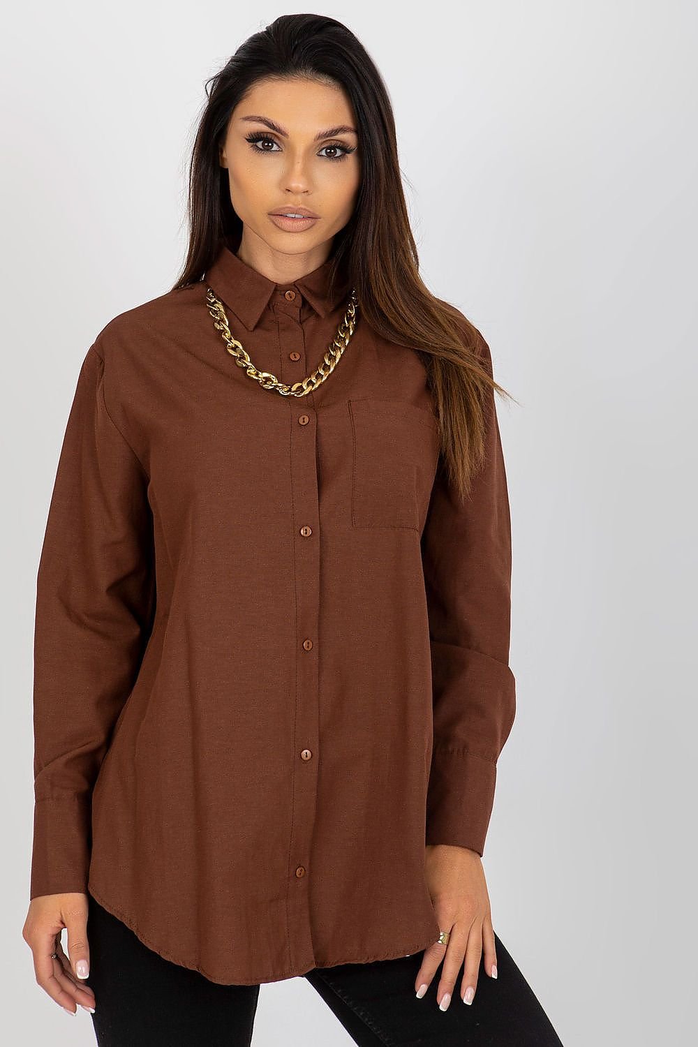 A versatile women's casual shirt made from a durable cotton and polyester blend. Featuring long sleeves, a classic collar, and a button closure, this shirt offers both comfort and style. Perfect for everyday wear, work, or more casual occasions like parties or visits, this shirt suits a variety of settings.






