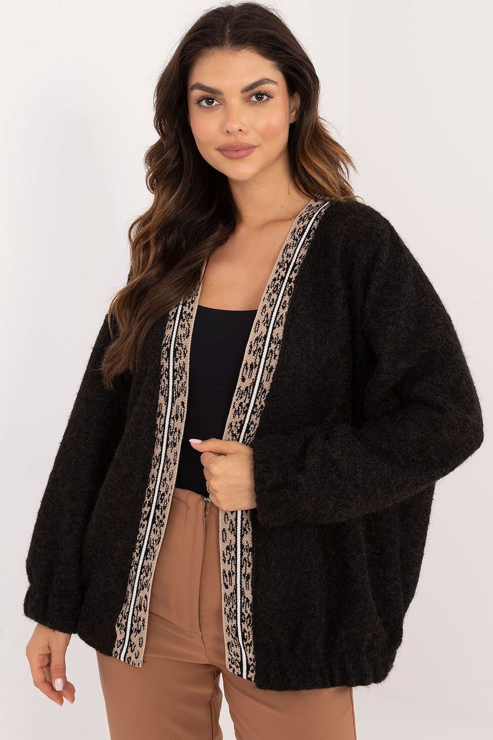 Soft polyester long-sleeve unbuttoned cardigan featuring a classic plain design with contrasting edge trim, adding an elegant and modern touch. Ideal for everyday wear and work, this standard-length cardigan offers comfort and versatility for casual occasions.



