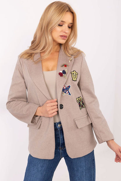 Women's casual blazer is the perfect choice for women who value comfort and style in their daily outfits. Made from a high-quality blend of polyester and viscose, it combines elegance with wearing comfort, working perfectly for three seasons: autumn, winter and spring. The smooth material gives it a timeless character that blends perfectly with a variety of closet items. The standard-length jacket with long sleeves has sewn-in shoulder pads that add structure and elegance, accentuating the silhouette. The b