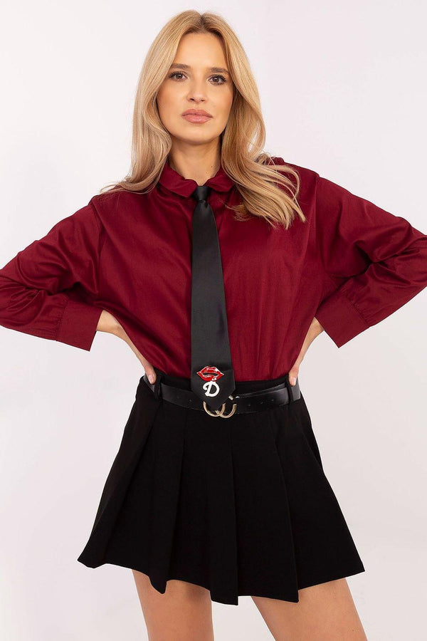 A casual women's shirt made from a cotton and elastane blend, featuring a classic collar, button closure, and long sleeves. Includes a removable tie and detachable brooch for customizable styling, making it perfect for everyday wear or versatile occasions.
