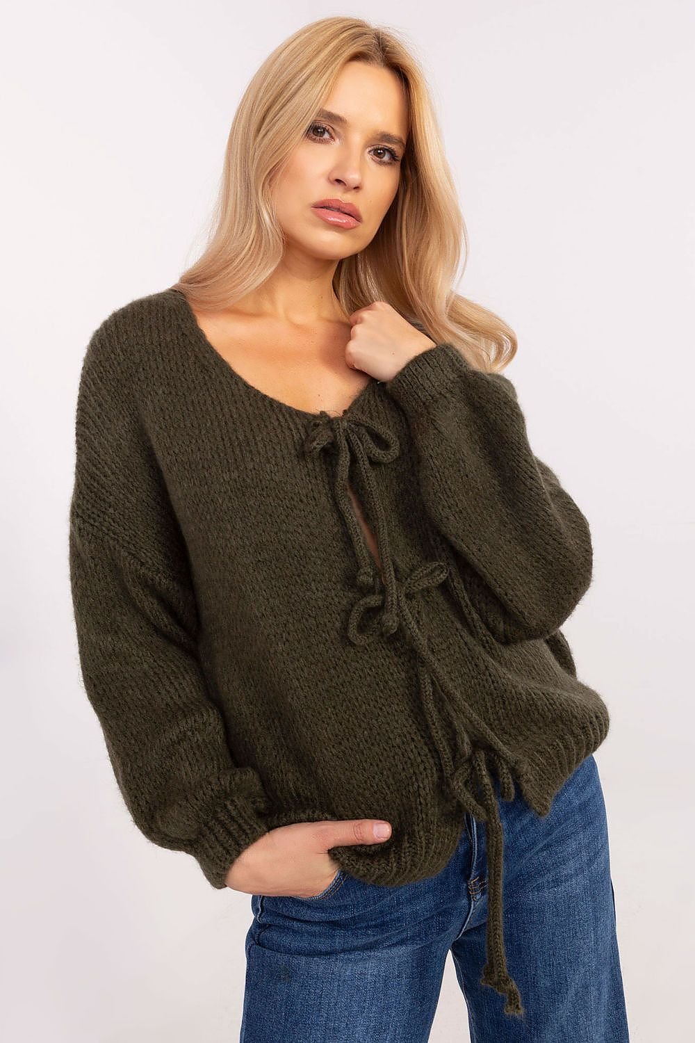 Comfortable and stylish women's sweater with a round neckline, long slightly puffed sleeves, and a unique tie closure. Made from a soft acrylic-polyamide blend, it offers a lightweight and versatile design perfect for everyday wear.




