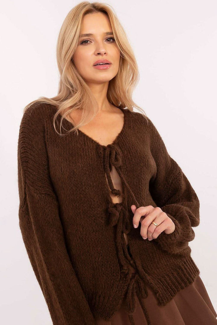 Comfortable and stylish women's sweater with a round neckline, long slightly puffed sleeves, and a unique tie closure. Made from a soft acrylic-polyamide blend, it offers a lightweight and versatile design perfect for everyday wear.




