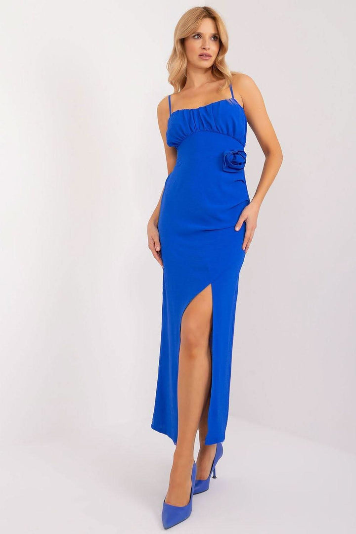 A chic blue pencil dress with thin straps, a decorative fabric flower at the waist, a thigh-high slit, and creases for added charm. Made of smooth polyester with a viscose lining, featuring a round neckline and an elasticized back for easy wear. Perfect for elegant outings and summer parties.






