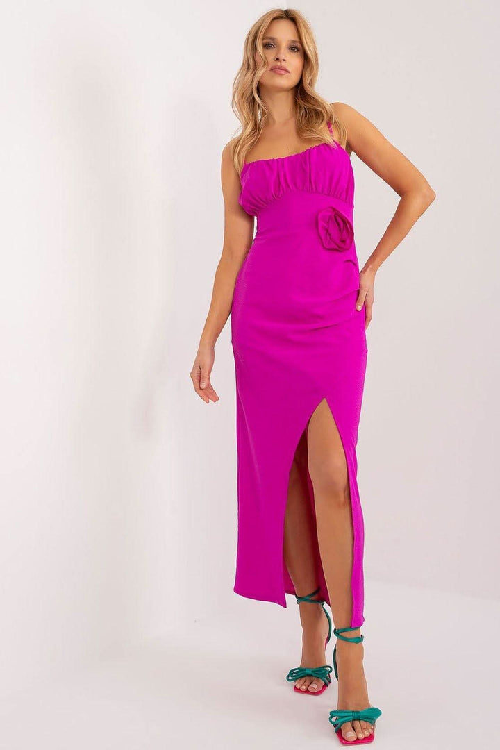 A chic pencil dress with thin straps, a decorative fabric flower at the waist, a thigh-high slit, and creases for added charm. Made of smooth polyester with a viscose lining, featuring a round neckline and an elasticized back for easy wear. Perfect for elegant outings and summer parties.






