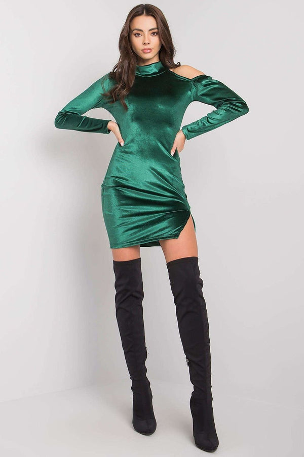 This elegant dark blue velour dress combines sophistication with a hint of allure. Featuring long sleeves and a daring exposed shoulder, it offers a modern yet timeless look. The slit at the side adds a touch of sensuality and movement, making it perfect for a variety of occasions, from formal events to evening outings. The soft velour fabric ensures comfort while exuding luxury, making this dress a standout choice for any wardrobe.






