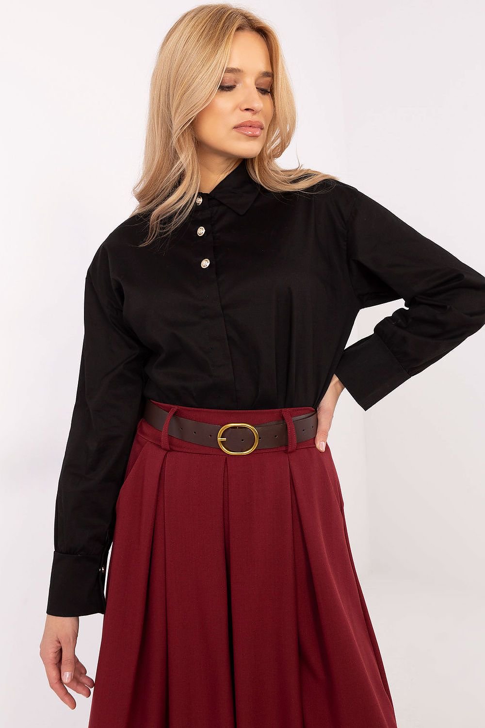 A classic women's shirt made of high-quality cotton, featuring a formal design with a classic collar, long sleeves, and three decorative buttons on the front, perfect for work or formal occasions.






