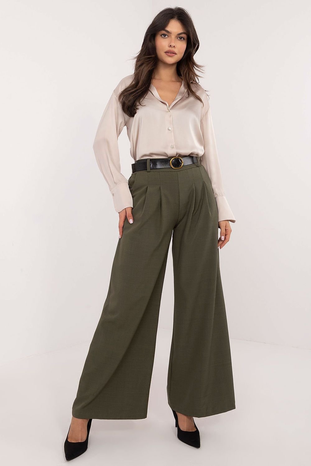 Chic women's trousers made from a high-quality polyester-viscose blend, featuring a high waist and wide legs for a modern, fashionable fit. With a smooth texture and practical side pockets, these trousers offer comfort and style, perfect for both work and everyday wear.



