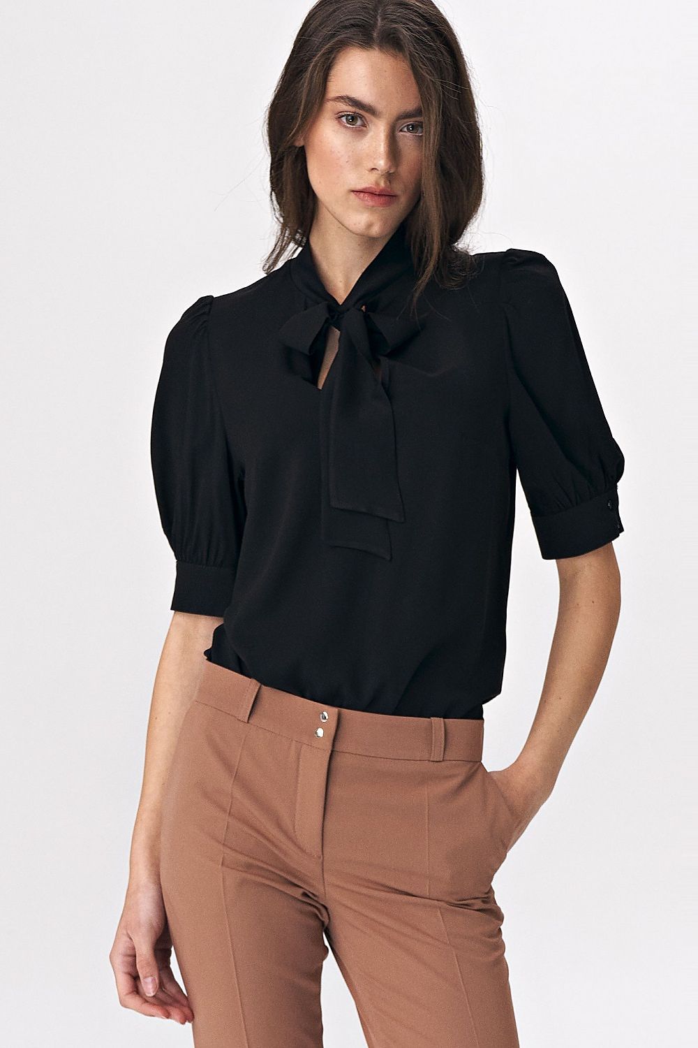 Charming blouse with a binding at the neckline and elbow-length sleeves, made from 100% viscose for ultimate comfort. A perfect choice for soft-office stylizations.