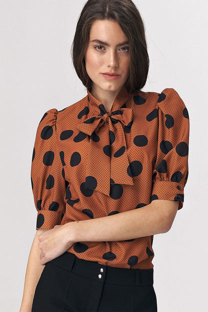 Charming blouse with a binding at the neckline and elbow-length sleeves, made from 100% viscose for ultimate comfort. A perfect choice for soft-office stylizations.