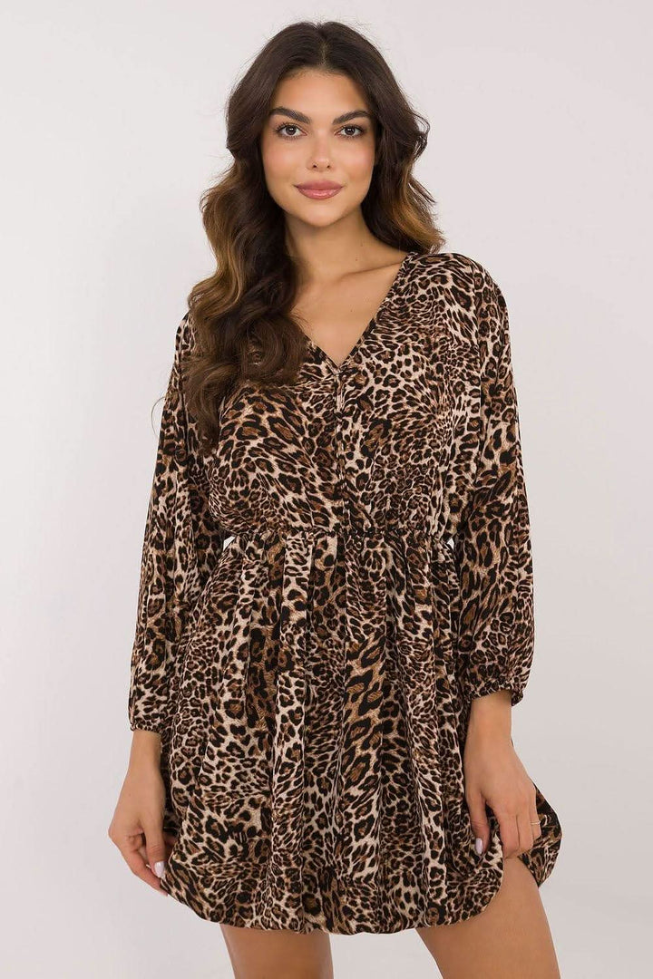 Stylish mini dress featuring a flared cut that beautifully shapes the silhouette, a heart neckline, and long sleeves. Made of airy polyester with a viscose lining, this dress offers comfort and a fresh floral print, perfect for warmer days and various occasions. Ideal for casual meetings and everyday wear, it combines ease and fashionable style.