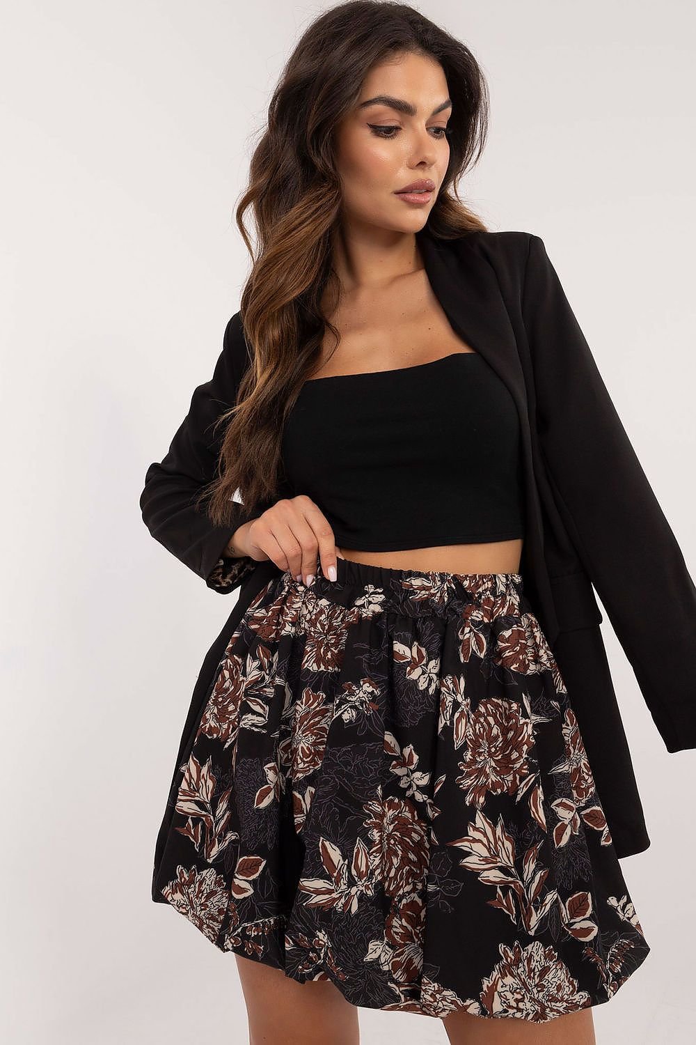 Lightweight mini skirt with a bomber cut, featuring a vibrant floral print for a fresh and feminine touch. Made from polyester with viscose lining for comfort, it includes an elastic waistband for a perfect fit. Ideal for casual summer styling, it pairs effortlessly with blouses or t-shirts for an easy, stylish look.




