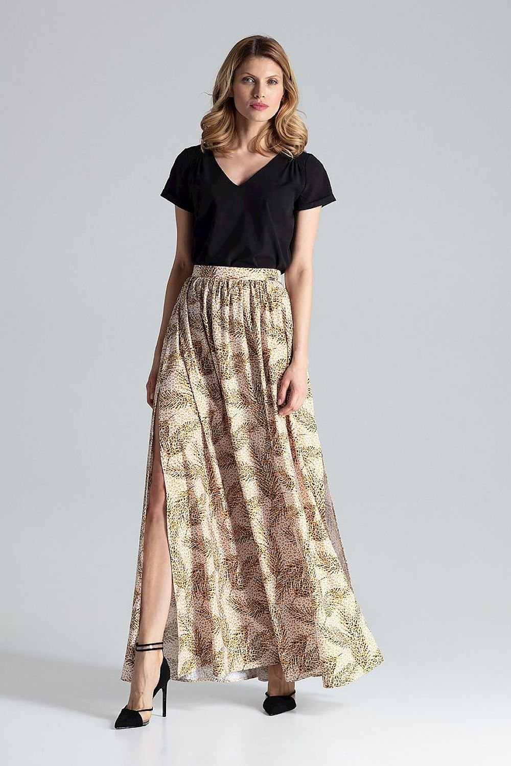 A long wide skirt with side slits, a creased waist, and side zip closure. Simple yet stylish, it offers a sleek and modern design without pockets or lining.






