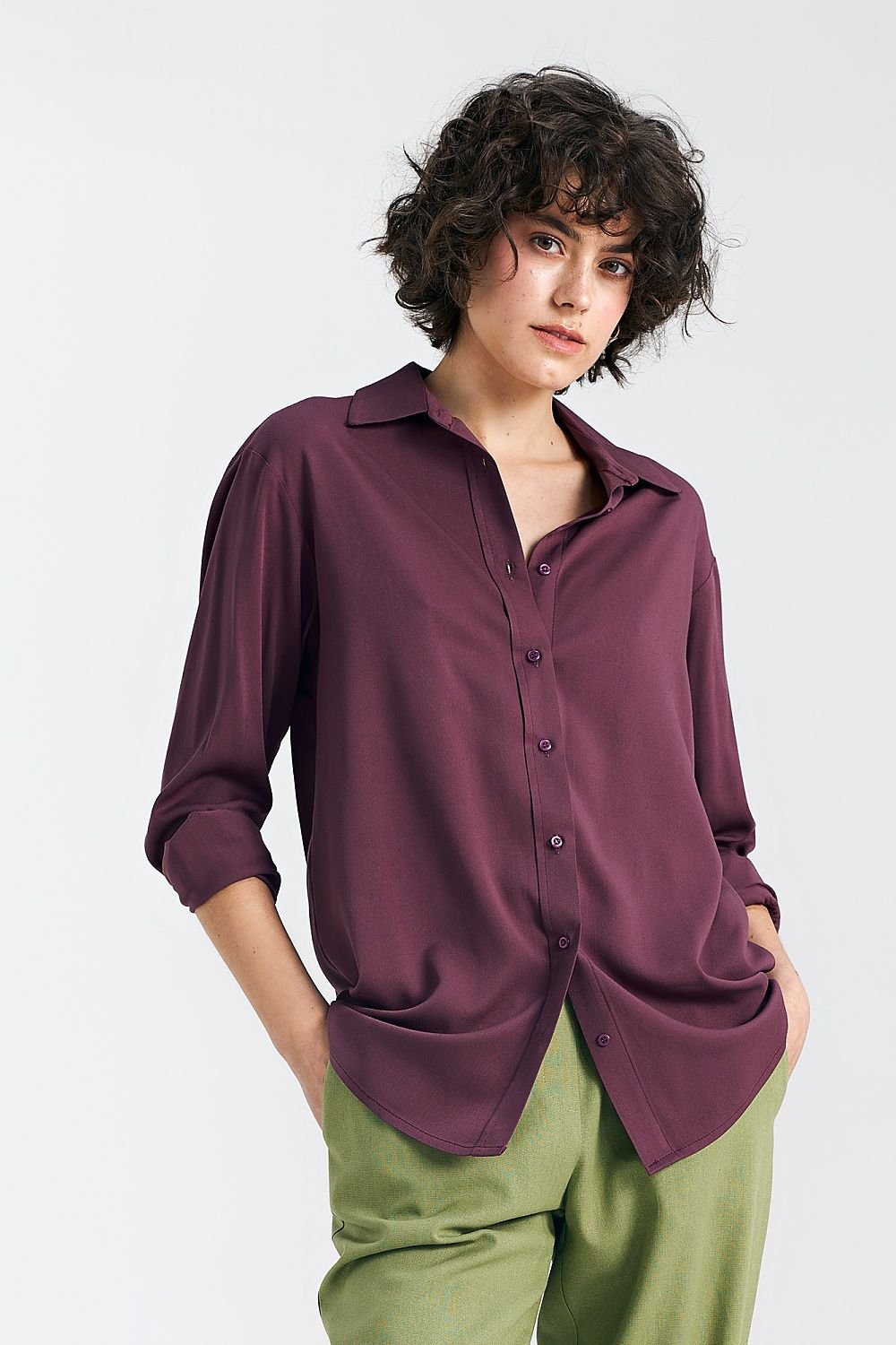 A stylish women's loose-fit shirt made from lightweight cotton, featuring a classic collar and long sleeves with cuffs. The front button closure and subtle yoke detail at the back balance the shirt's oversized cut, offering both comfort and elegance. This versatile piece is perfect for casual or more formal looks, providing a fashionable yet comfortable fit for a variety of occasions.






