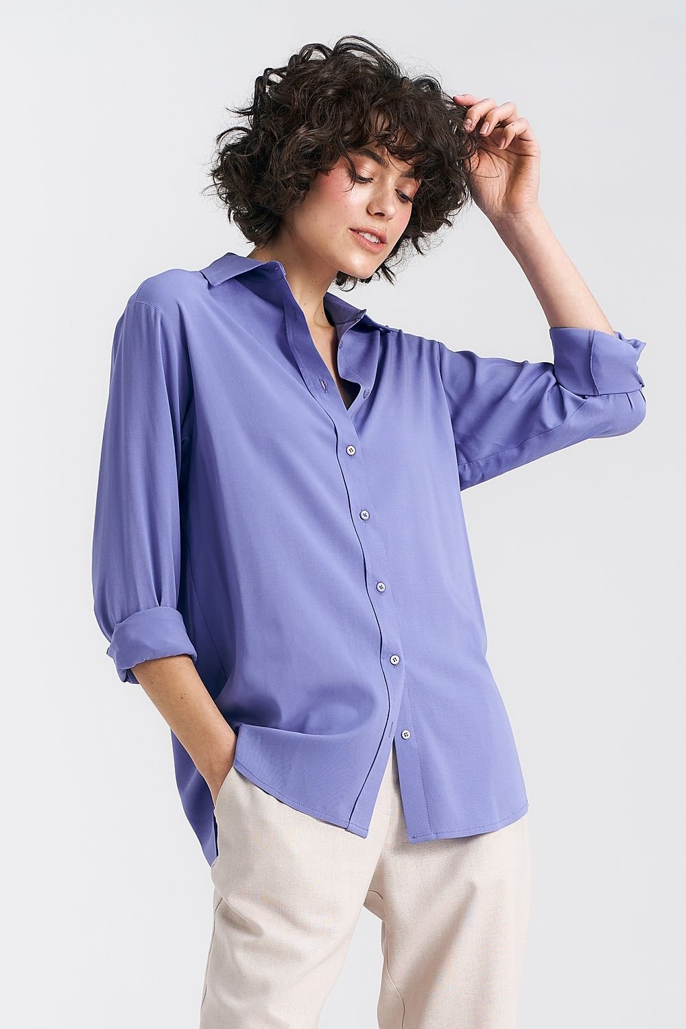 A stylish purple women's loose-fit shirt made from lightweight cotton, featuring a classic collar and long sleeves with cuffs. The front button closure and subtle yoke detail at the back balance the shirt's oversized cut, offering both comfort and elegance. This versatile piece is perfect for casual or more formal looks, providing a fashionable yet comfortable fit for a variety of occasions.






