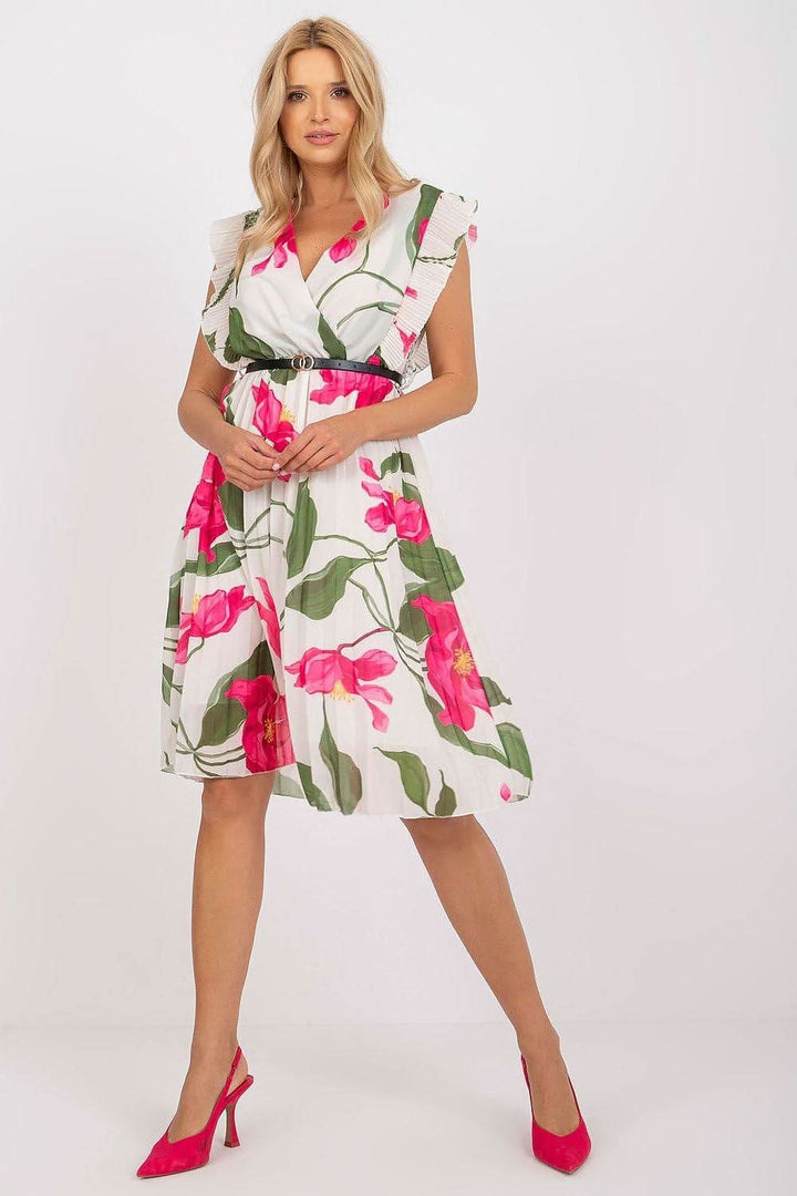 Pleated summer dress for many occasions, with short ruffle sleeves. The dress has a lining, an elastic waistband and a sweetheart neckline. The dress, with a flared cut, is complemented by a waist belt in addition to frills.