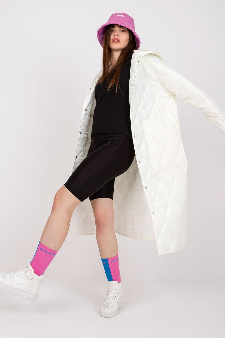 A stylish quilted long coat with a practical hooded collar, made from lightweight polyester. Featuring a button closure and sewn-in pockets, this comfortable and durable coat is perfect for various seasons, combining urban style with functionality.






