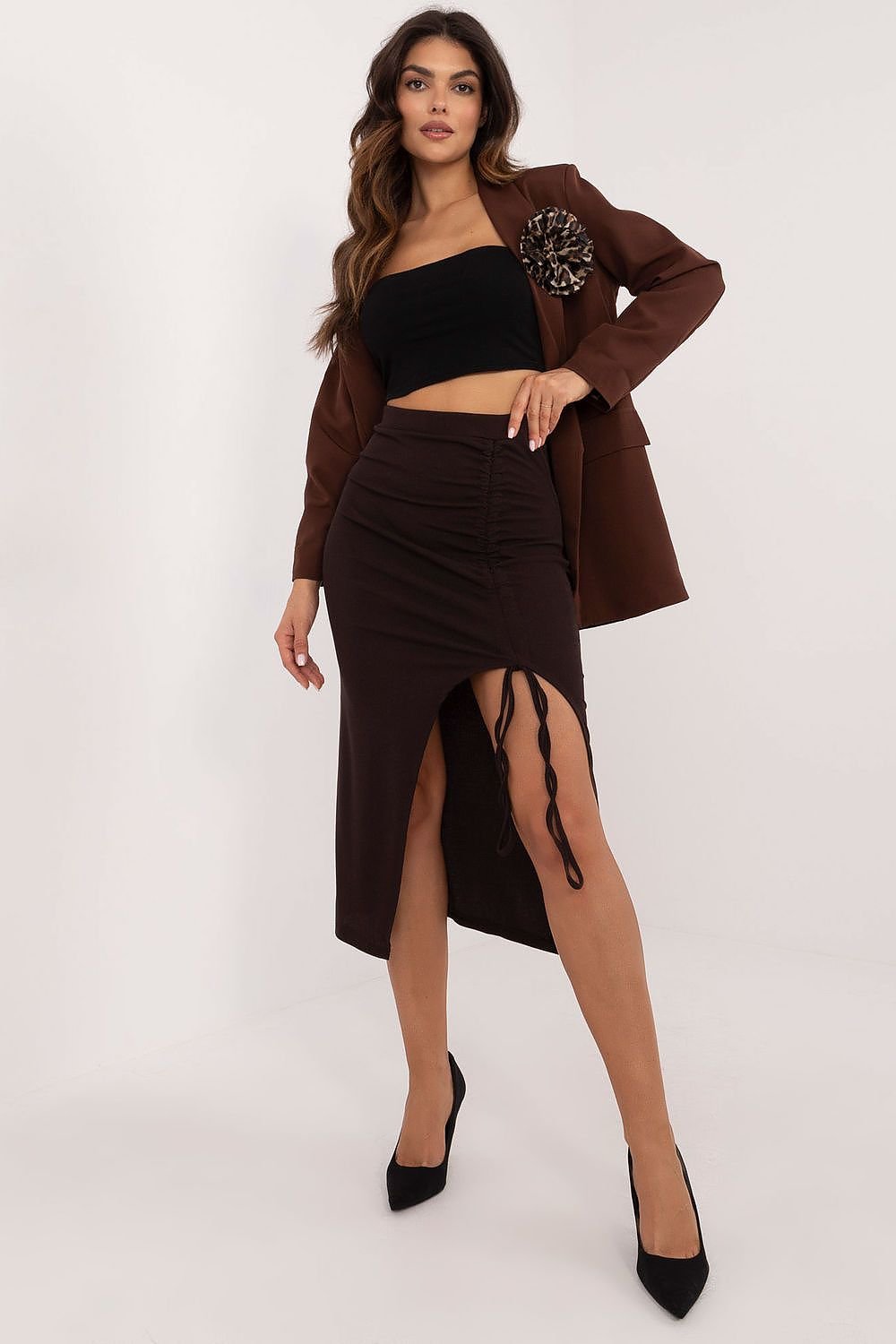 Elegant ribbed midi skirt made from high-quality polyester, designed for a flattering fit and comfort. Featuring a smooth pattern, a front crease with an adjustable slit, and no clasp for easy wear, this skirt combines versatility and feminine charm, perfect for casual outings and everyday events.




