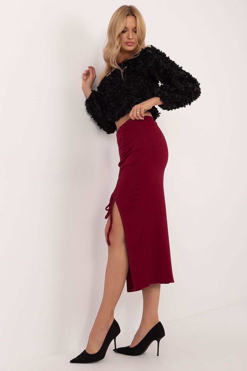 Elegant ribbed midi skirt made from high-quality polyester, designed for a flattering fit and comfort. Featuring a smooth pattern, a front crease with an adjustable slit, and no clasp for easy wear, this skirt combines versatility and feminine charm, perfect for casual outings and everyday events.




