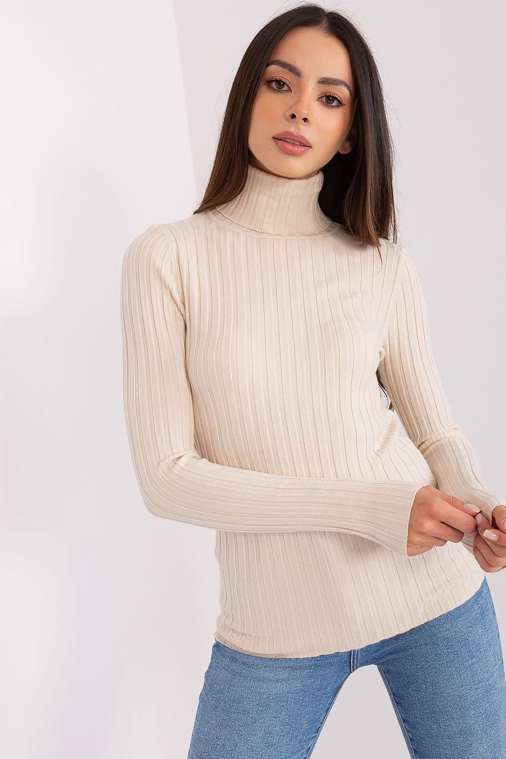 Elegant turtleneck sweater made from exceptionally soft viscose, featuring a classic cut and ribbed fabric. With long sleeves and a refined turtleneck, this sweater offers both comfort and style, perfect for everyday wear and work.



