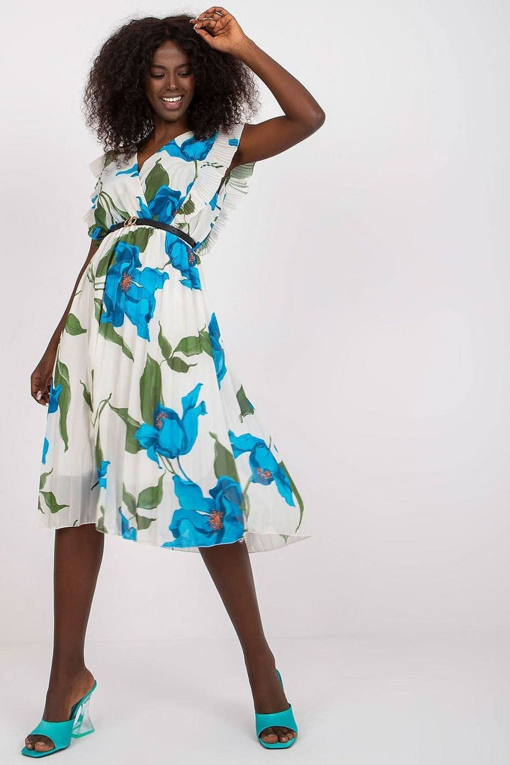 Stylish pleated summer dress featuring short ruffle sleeves, a sweetheart neckline, and a flattering flared cut. The dress includes a lining, an elastic waistband for comfort, and a waist belt for added definition, making it perfect for various occasions.



