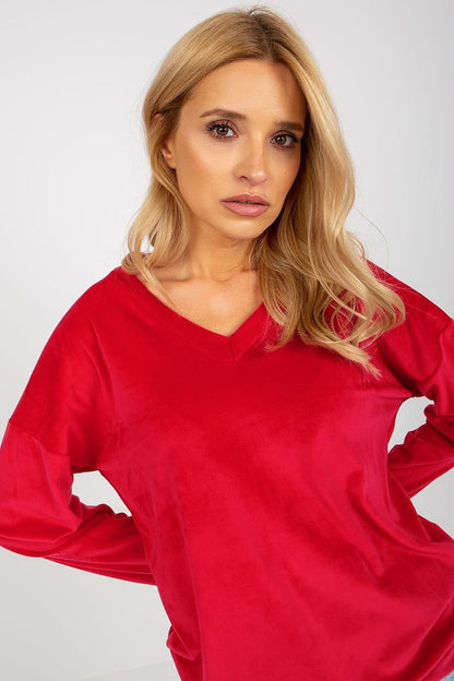 A soft velour sweatshirt for women with long sleeves and a stylish heart-shaped neckline. Ideal for casual and comfortable everyday wear.






