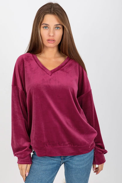 A soft velour sweatshirt for women with long sleeves and a stylish heart-shaped neckline. Ideal for casual and comfortable everyday wear.






