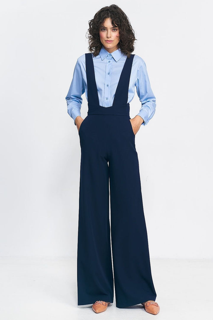 A fashionable high-waisted jumpsuit featuring wide legs, suspenders with back button fastening, and practical pockets. This standout piece blends a retro-inspired silhouette with contemporary fabrics and a versatile pattern, making it a must-have for any stylish wardrobe.






