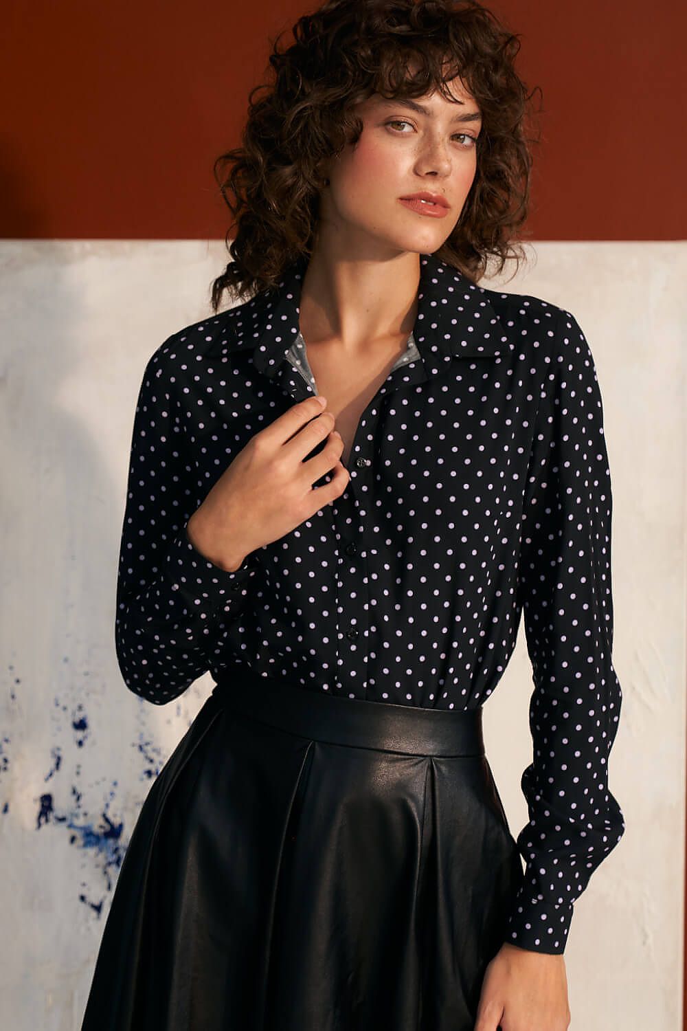 A chic women's viscose shirt featuring a soft collar and long sleeves, designed with a green pea print. Ideal for fall, this shirt complements both classic and bold looks, whether worn alone or layered under a cardigan or blazer.






