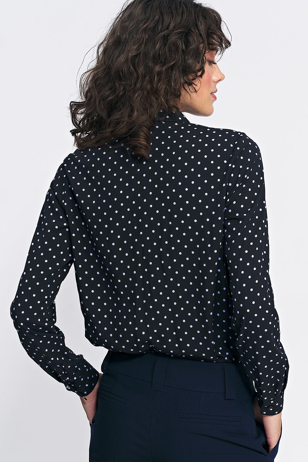 A stylish women's viscose shirt featuring a delicate collar and long sleeves, adorned with a green and pea print. Perfect for fall, this versatile shirt pairs beautifully with both classic and bold styles, whether worn solo or layered under a cardigan or blazer.






