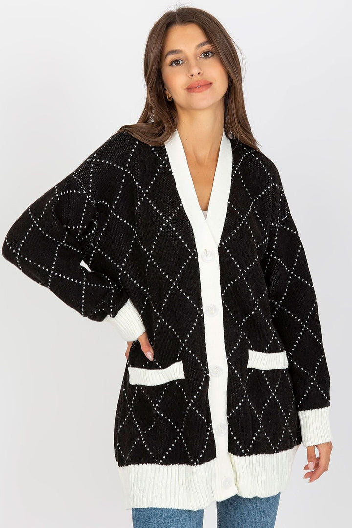 Classic women's buttoned sweater featuring long sleeves and convenient slip pockets on the sides, combining comfort and practicality for everyday wear.