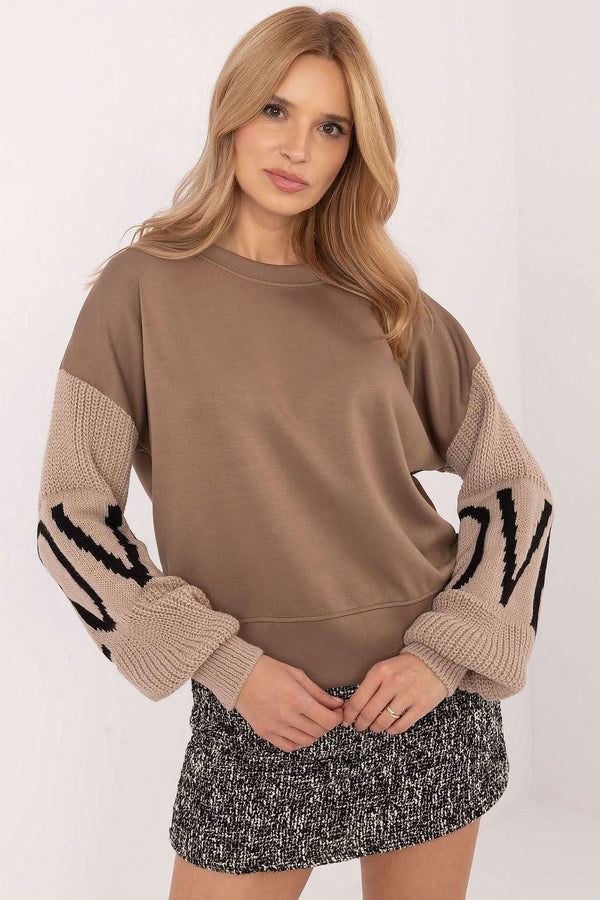 Comfortable women's sweatshirt made from a soft blend of polyester, viscose, and elastane. Featuring a smooth minimalist design, long sweater-like sleeves with decorative lettering, and a round neckline. Ideal for everyday wear, this sweatshirt combines modern style with comfort for a loose yet fashionable look.




