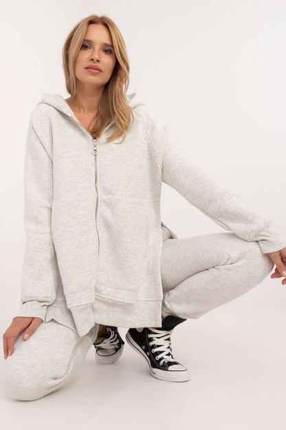 Women's casual style tracksuit set, ideal for everyday outings, consists of a sweatshirt and pants. Made from a blend of cotton and elastane, it provides comfort, softness and freedom of movement, thanks to the elastic properties of the material. The sweatshirt is long-sleeved, zippered, and has patch pockets on the front, adding to its practicality and sporty style. The sweatshirt is also equipped with a hood for extra protection against the cold, and the plain pattern makes the set look classic and stylis