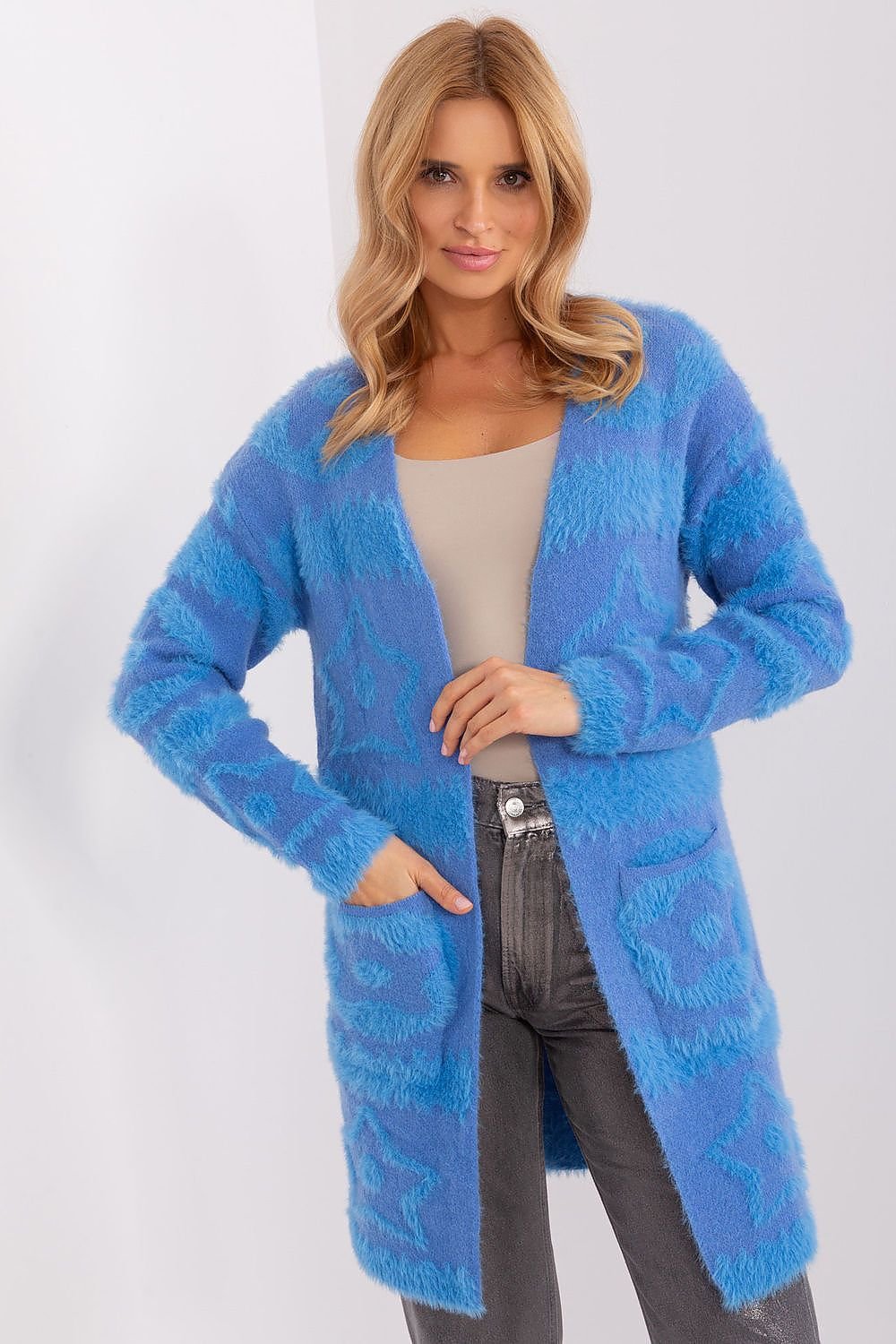  Stylish and comfortable unbuttoned cardigan featuring a loose fit, textured material, and long sleeves for warmth. Designed with practical slip pockets, it pairs effortlessly with jeans, skirts, or dresses, making it a versatile addition to any casual wardrobe.