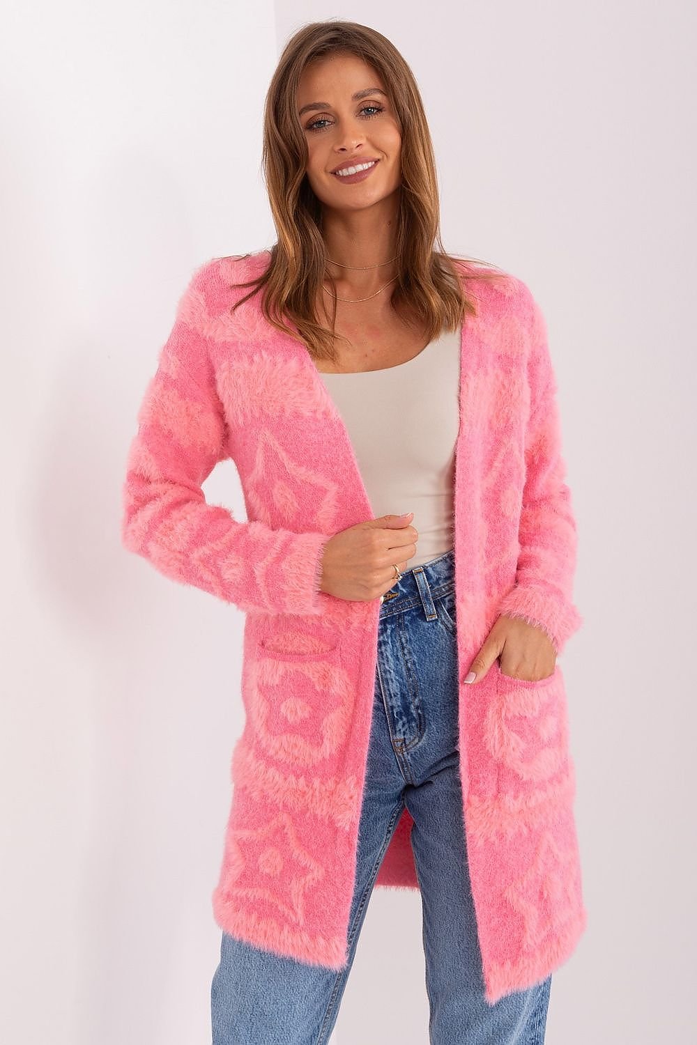  Stylish and comfortable unbuttoned cardigan featuring a loose fit, textured material, and long sleeves for warmth. Designed with practical slip pockets, it pairs effortlessly with jeans, skirts, or dresses, making it a versatile addition to any casual wardrobe.