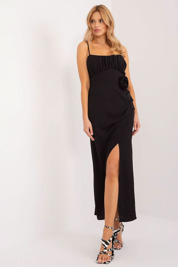 A chic pencil dress with thin straps, a decorative fabric flower at the waist, a thigh-high slit, and creases for added charm. Made of smooth polyester with a viscose lining, featuring a round neckline and an elasticized back for easy wear. Perfect for elegant outings and summer parties.






