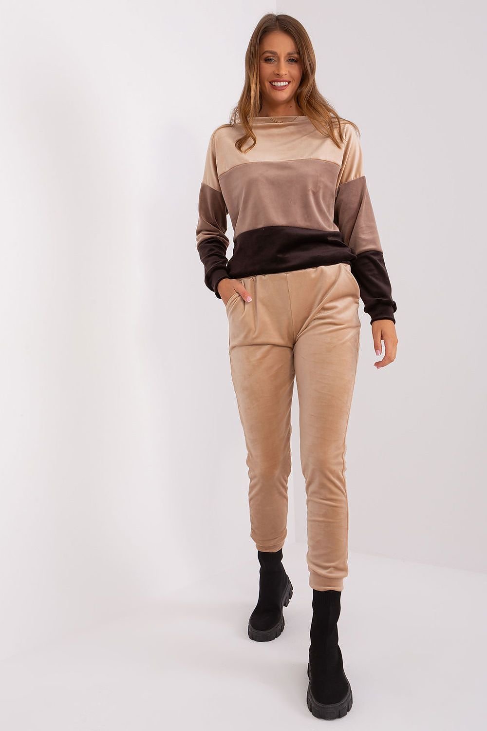 Stylish women's set featuring a velour sweatshirt with a round neckline and long sleeves, paired with tapered-leg pants made from a cotton-elastane blend for comfort and flexibility. The side pockets add practicality, while the soft fabric provides warmth and durability. Perfect for casual outings and everyday wear.