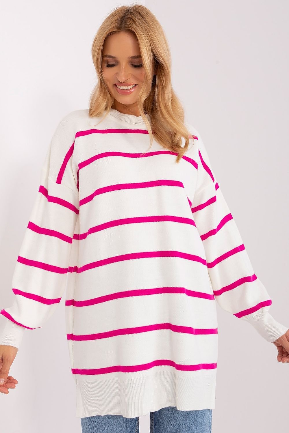 Soft and warm long-sleeve striped sweater made of 100% acrylic, featuring a round neckline, perfect for casual or work outfits, combining comfort and style.






