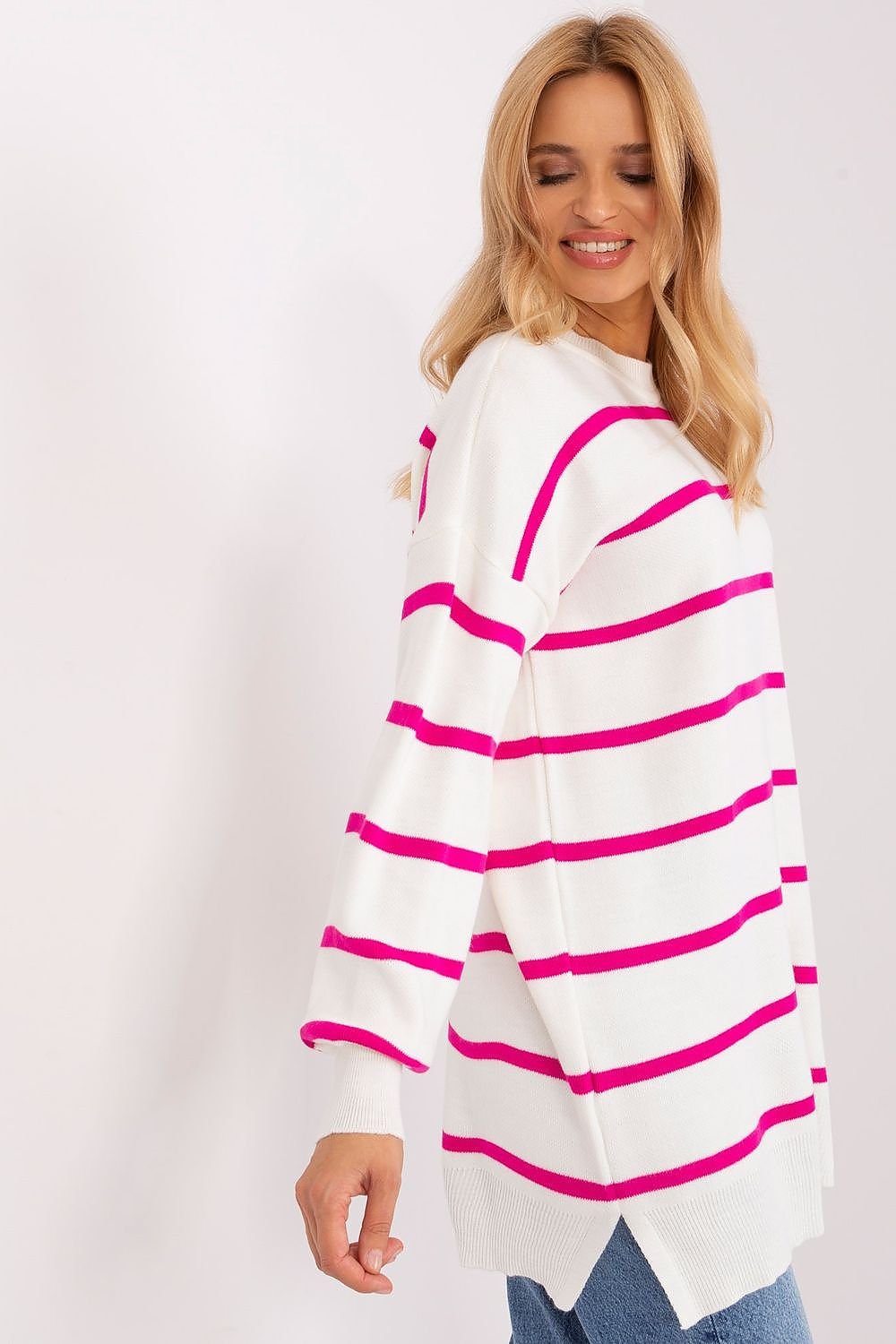 Soft and warm long-sleeve striped sweater made of 100% acrylic, featuring a round neckline, perfect for casual or work outfits, combining comfort and style.






