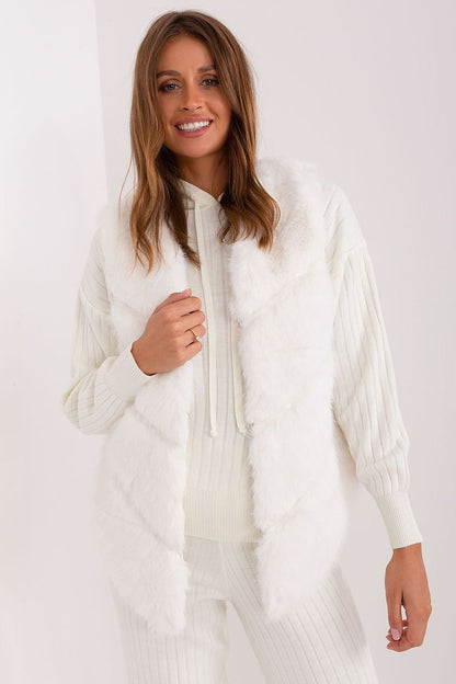 High-quality white polyester fur vest with practical pockets, inner lining, and hook-and-loop fasteners, perfect for casual and special occasions.