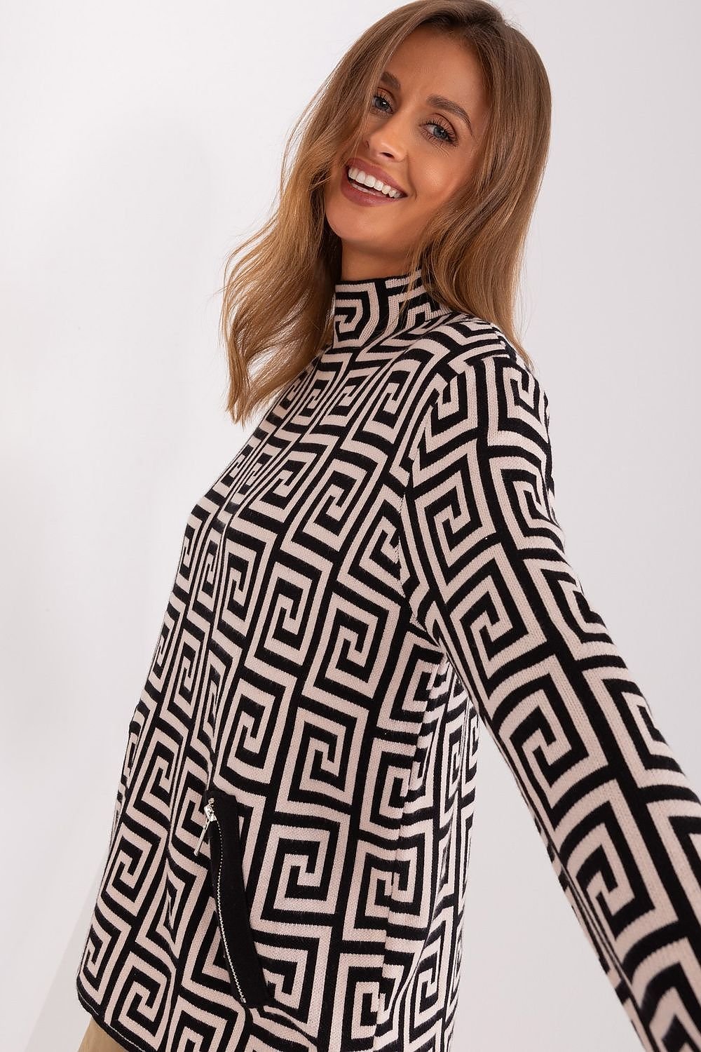 Fashionable women's sweater with long sleeves, a half turtleneck, and a geometric pattern, featuring zippered pockets, perfect for everyday wear and work during colder days.






