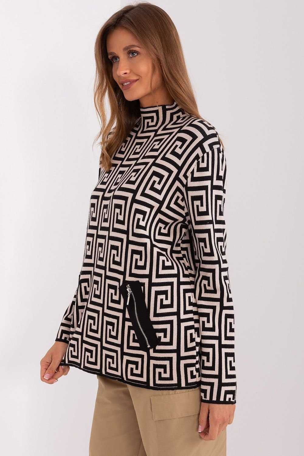 Fashionable women's sweater with long sleeves, a half turtleneck, and a geometric pattern, featuring zippered pockets, perfect for everyday wear and work during colder days.






