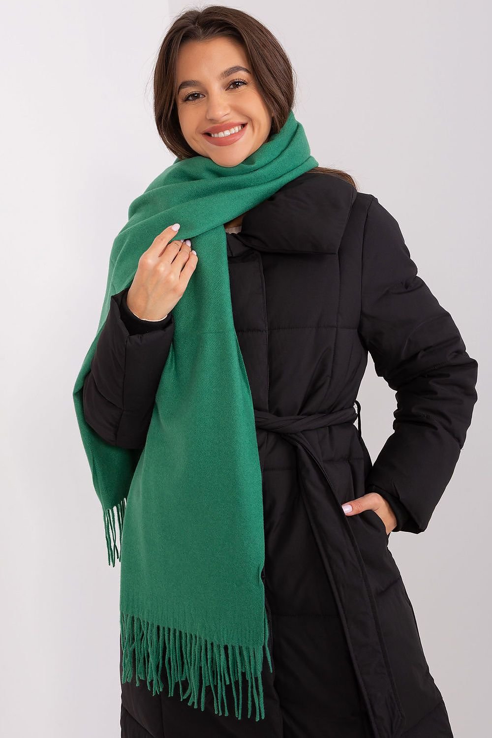 A cozy long green scarf featuring decorative tassels, perfect for adding warmth and style to your winter wardrobe. Ideal for keeping you comfortable during colder months.






