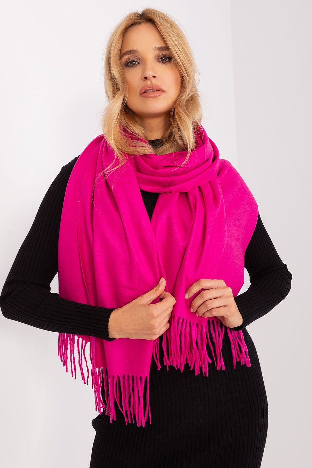 A cozy piink long scarf featuring decorative tassels, perfect for adding warmth and style to your winter wardrobe. Ideal for keeping you comfortable during colder months.






