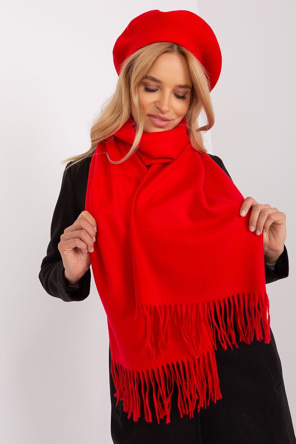 A cozy long red scarf featuring decorative tassels, perfect for adding warmth and style to your winter wardrobe. Ideal for keeping you comfortable during colder months.






