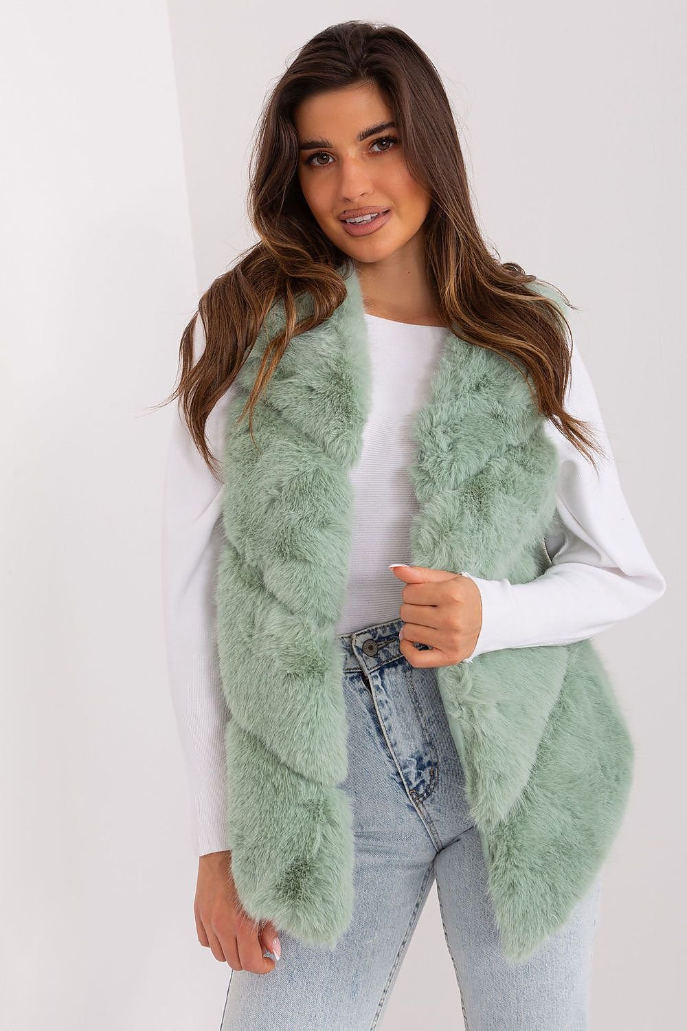 High-quality polyester green fur vest with practical pockets, inner lining, and hook-and-loop fasteners, perfect for casual and special occasions.