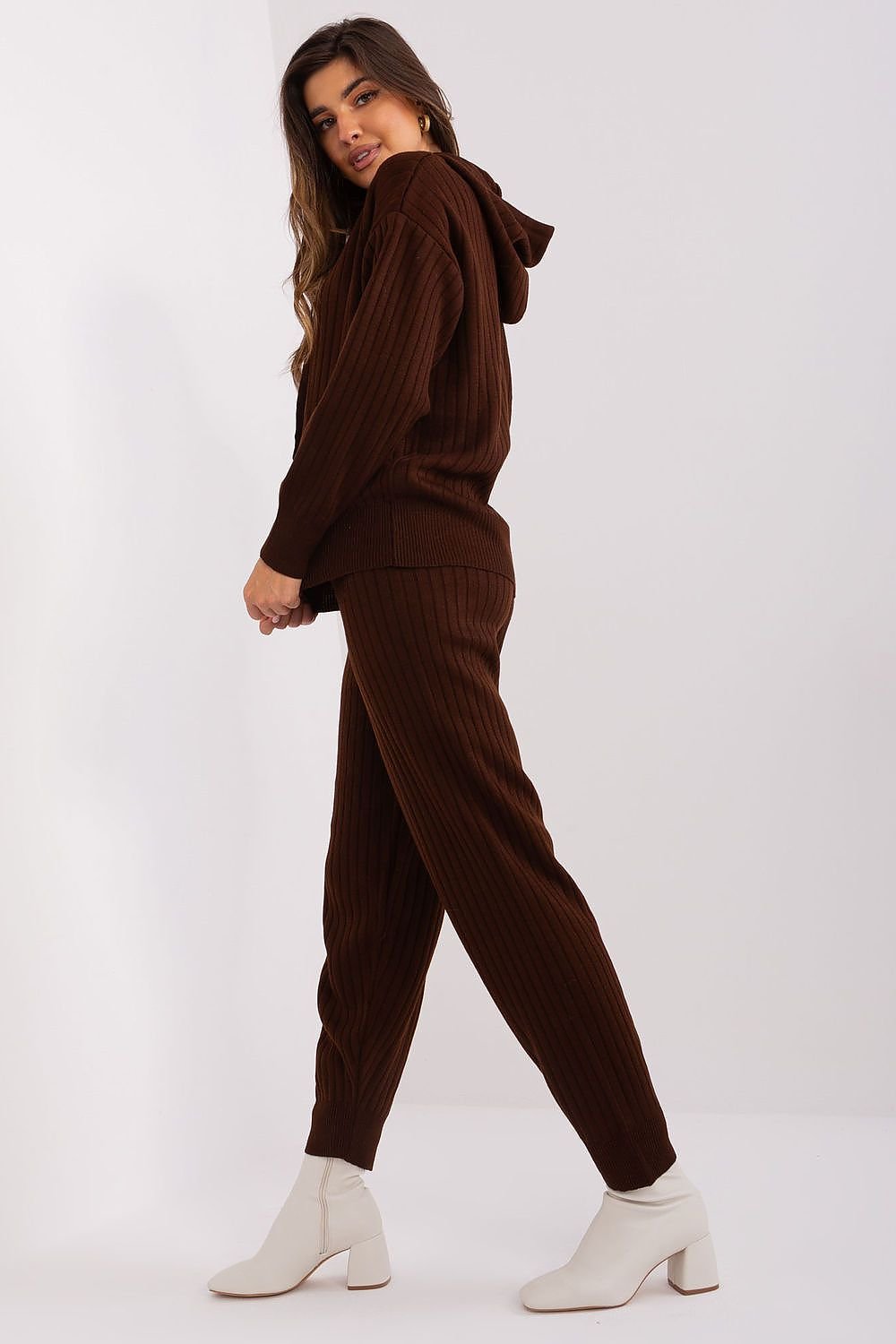 A casual and comfortable women's set featuring a long-sleeve hooded sweater and high-waisted pants with ribbed details, offering style and comfort for everyday wear.